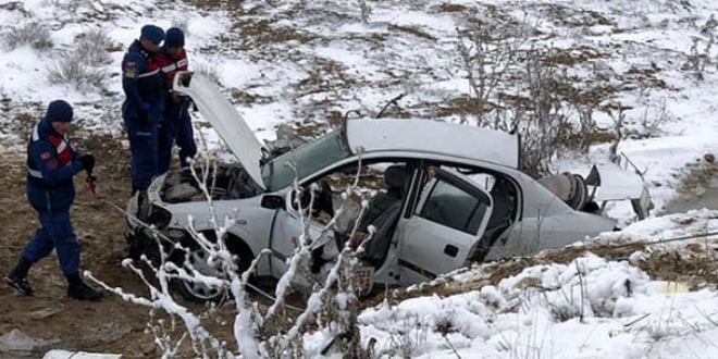 Ankara'da otomobil arampole devrildi: 2'si imam, 3 l