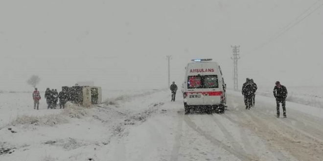 Kahramanmara'ta yolcu minibs devrildi: 5 yaral