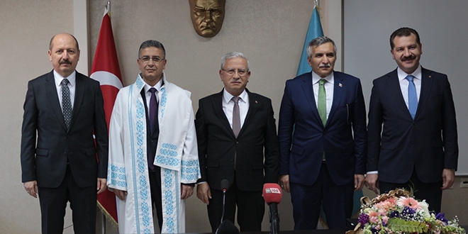 Balikesir Universitesi Rektoru Gorevine Basladi