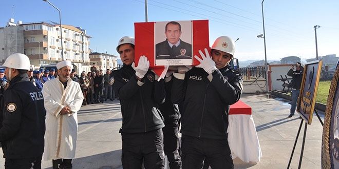 Irmakta boulan polis memuru iin tren dzenlendi