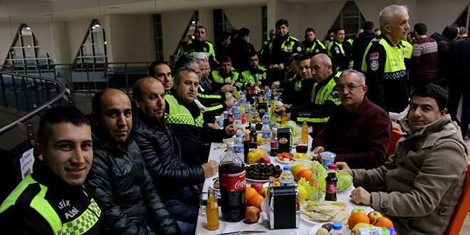 Trafik polisleri i kfte partisiyle yeni yl kutlad