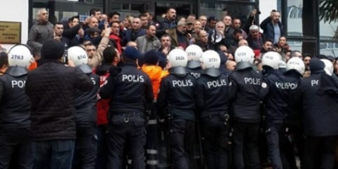 zmir'de eylem yapmak isteyen iilere polis mdahalesi