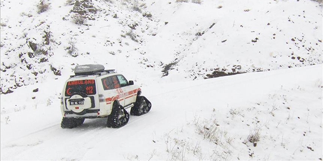 Hastay 2 kilometre yryerek ambulansa tadlar