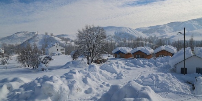 Tunceli'de bir ile kar nedeniyle grnmez oldu