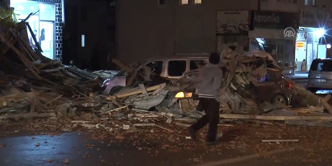 Kayseri'de iddetli rzgar cami minaresini devirdi