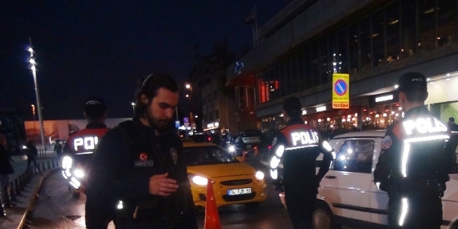 Polis Taksim Meydan'nda ku uurtmad