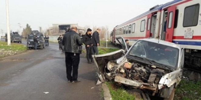 Yolcu treni, hemzemin geitte ticari araca arpt: 2 yaral