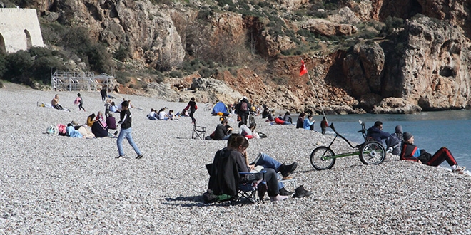 Antalya'da ubat aynda nisan havas yaanyor