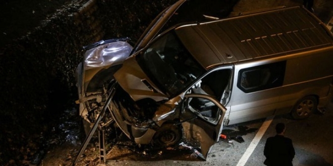 stanbul'da kaza yapan aralar bariyere dald: 3 yaral