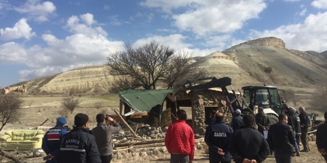 Kapadokya'da, peribacalar yaknndaki yaplarn ykm sryor