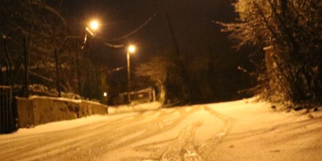 Kar ya stanbul'un yksek kesimlerinde etkili oluyor