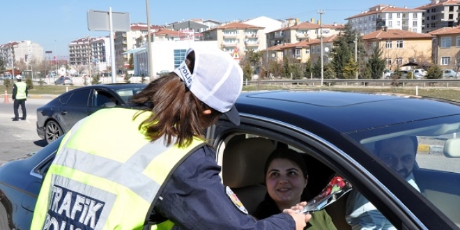 Polislerden kadnlara karanfil