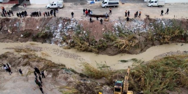 Mersin'de dereye den ocuk kayboldu