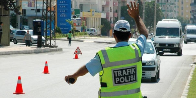 Uygulama yapan trafik polislerine saldr