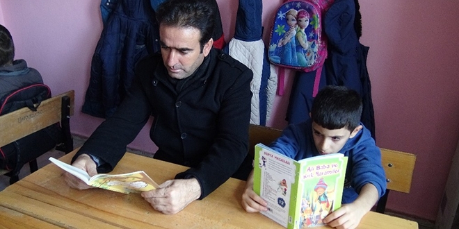 Veliler, ocuklaryla ayn srada kitap okuyor