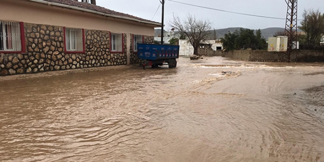 Ar yamur sularndan oy kullanmaya gidemediler