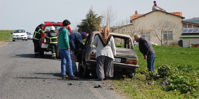 Tarlada alrken park halindeki otomobili yand