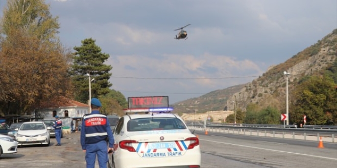 stanbul'da jandarmadan helikopterle trafik denetimi