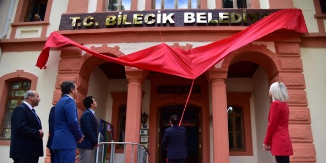 Bilecik Belediyesi, tabelay kaldrd, T.C. koydu