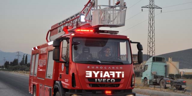 Antalya'da itfaiye arac devrildi: 3 yaral