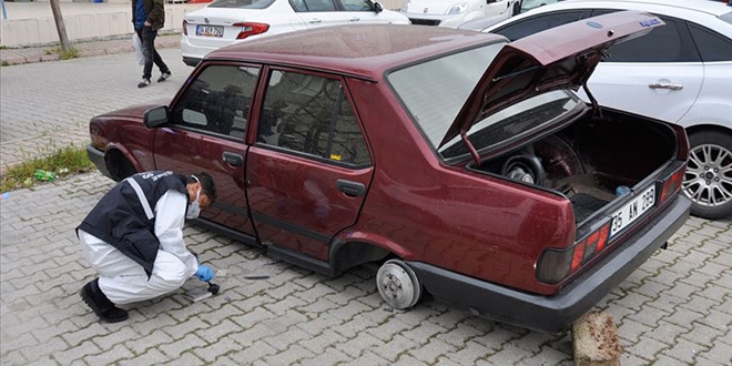 Adana'da park halindeki otomobilin lastikleri alnd