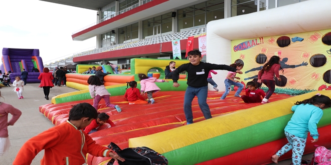 'Cmbr Cemaat Festivali' ocuklarn yzn gldrd