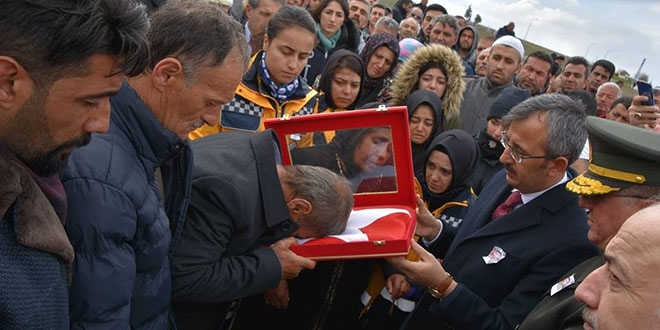 ehit babasna Krkkale Valisi'nden Trk bayra