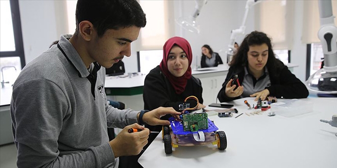 Fen lisesi rencileri bilim zirvesinde buluuyor