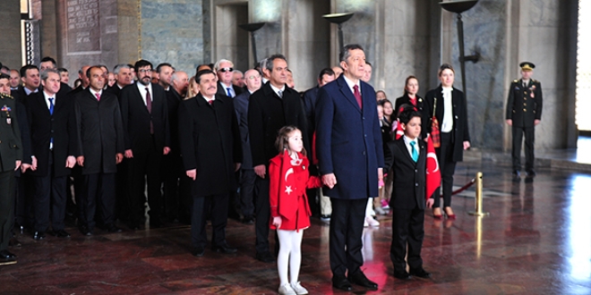 Bakan Seluk ve ocuklar Atatrk'n huzurunda