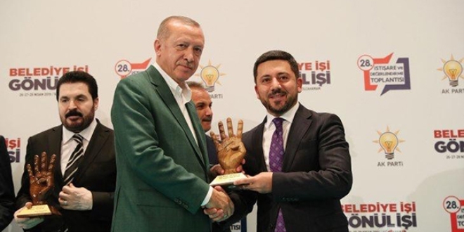 Erdoğan'dan Belediye Başkanı Arı'ya ödül - Memurlar.Net