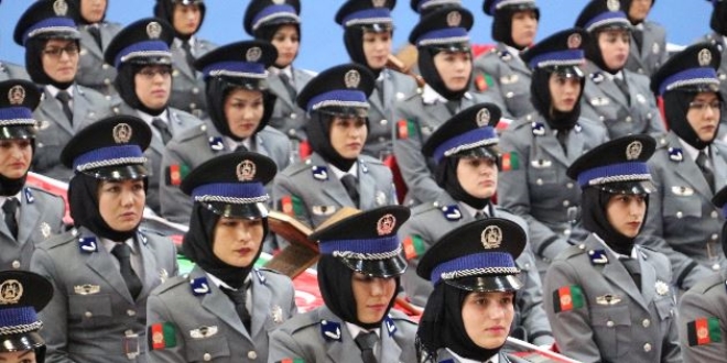 Trkiye'de eitilen Afgan kadn polisler mezun oldu