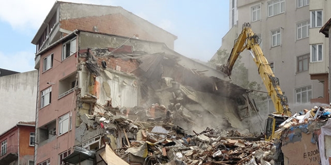 Kathane'de hasarl binalarn ykmna baland