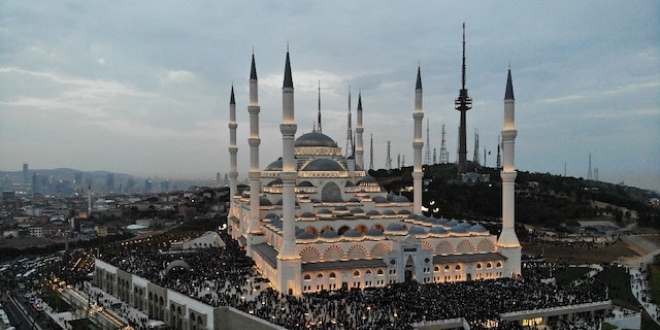 amlca Camii sela ile alyor