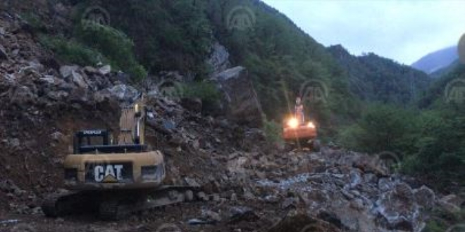 Giresun'da heyelan karayolunu ulama kapatt