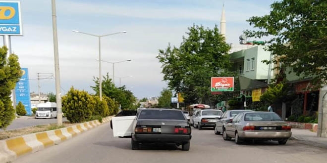 Trafikte kaps ak seyreden otomobil tehlikeye davetiye kard