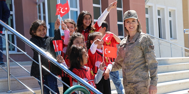 Kadn jandarmalar ocuklarn gnlne dokunuyor