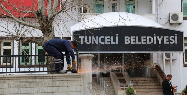 Tunceli Belediyesi tabelay deitiriyor