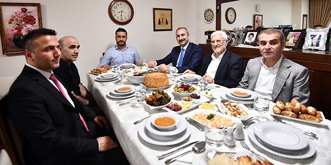 Bakan Gl, ehit Savc Kiraz'n ailesiyle iftar yapt