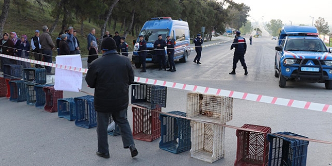 Dedemizden kald dediler, Pamukkale yolunu trafie kapattlar