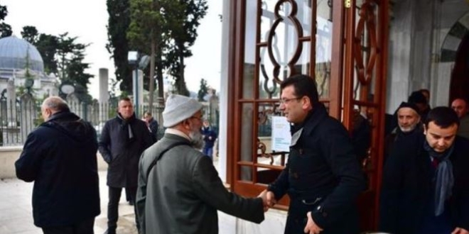 Ekrem mamolu, bayram namazn Fatih Camii'nde kld