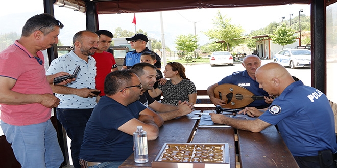 Polislerden bayram kutlamas: Ut eliinde bayram ekeri