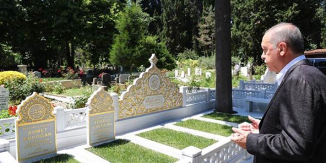Erdoan, anne ve babasnn mezarn ziyaret etti