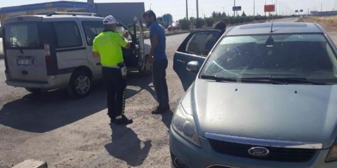 Polis memuru, snava girecek adaylara aracn verdi