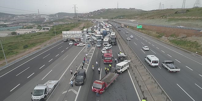 Kocaeli TEM'de zincirleme kaza trafik durdu