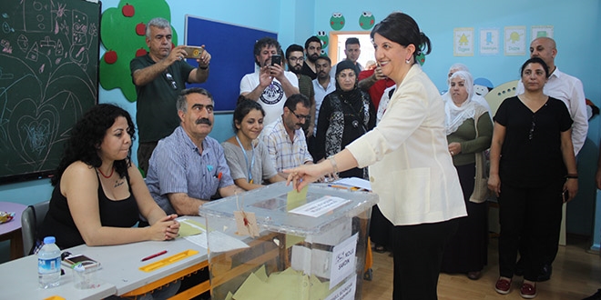 HDP E Genel Bakan Buldan, oyunu kulland