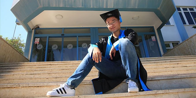 Akdeniz niversitesinin ilk inli mezunu