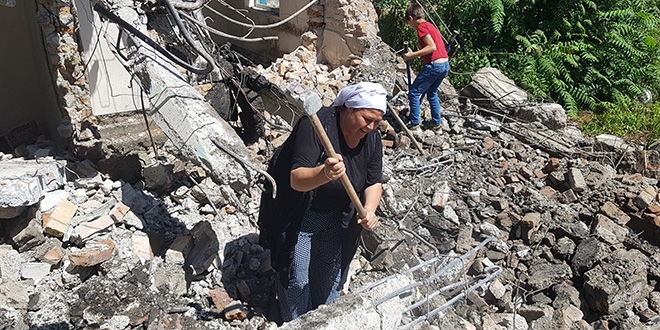 Ekmek parasn erkeklerle birlikte balyoz sallayp karyor