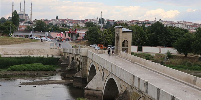 Tarihi Tunca Kprs trafie kapatld