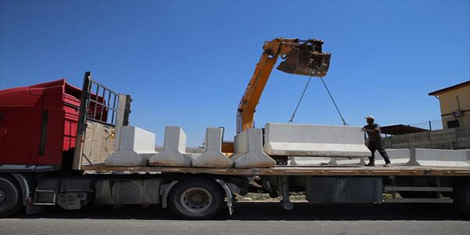 Hatay'da snrdaki birliklere beton blok sevkiyat