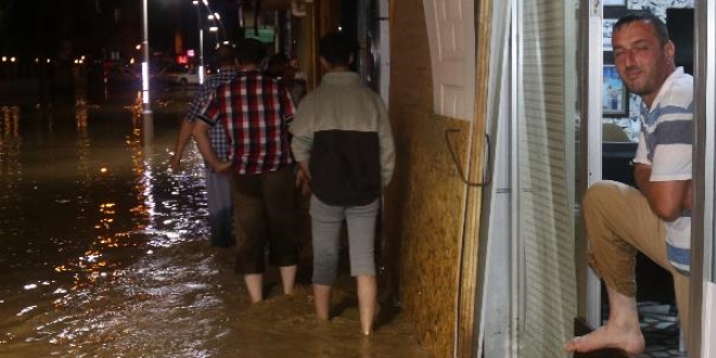 Rize'de iddetli saanak ya su basknlarna neden oldu